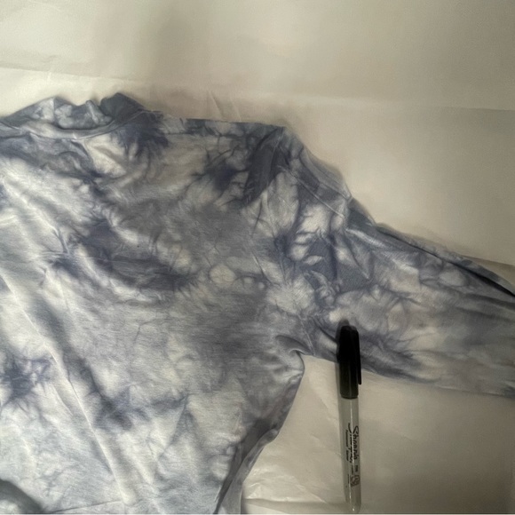 Aeropostale. Sz Small. Crop Top.. Small hole Rt arm. - Picture 15 of 16